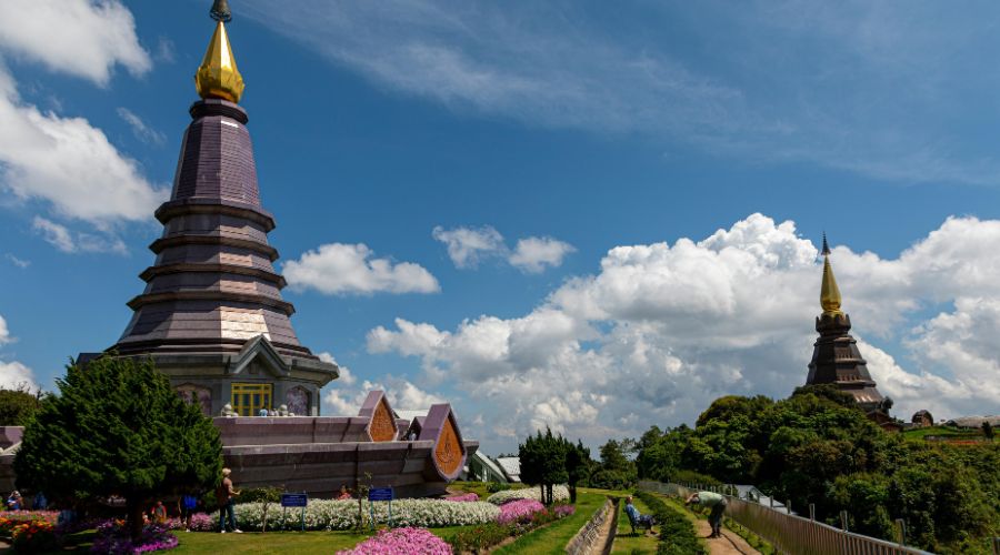 Uno dei primi luoghi da visitare durante una gita di un giorno al Parco Doi Inthanon è la cascata Wachirathan.
