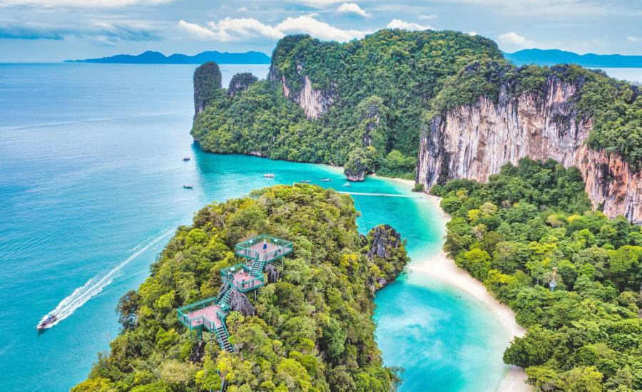 Punto panoramico dell'isola di Koh Hong a Krabi circondata da mare turchese e vegetazione tropicale