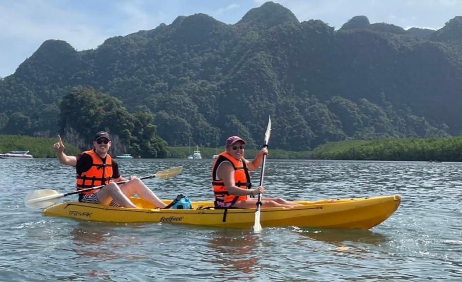 Turisti in kayak tra le formazioni rocciose a Krabi