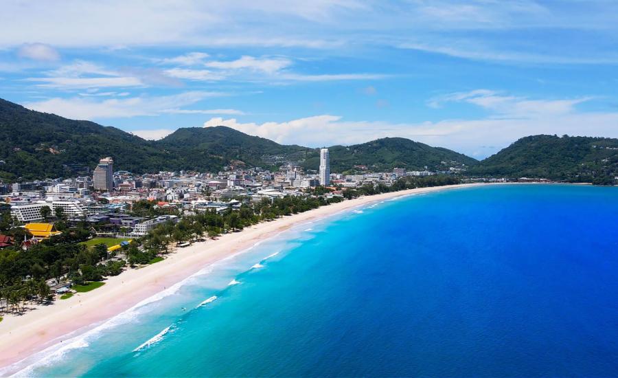 Panoramica della spiaggia di Patong con mare turchese a Phuket