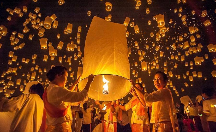 Migliaia di lanterne celesti Khom Loy illuminate nel cielo notturno durante il festival Yi Peng a Chiang Mai