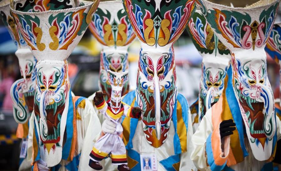 Costumi tradizionali e maschere colorate fatte a mano al festival dei fantasmi Phi Ta Khon a Dan Sai