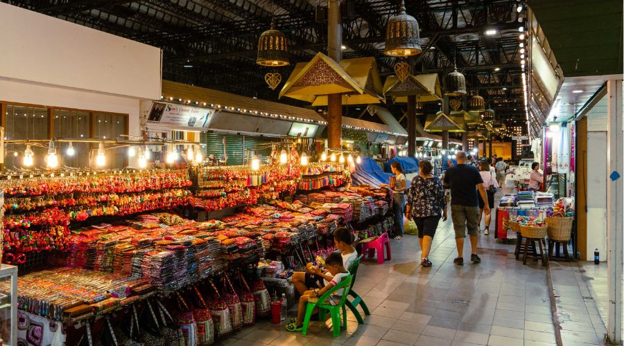 Per chi cerca souvenir autentici, il Chiang Rai Night Bazaar offre una vasta scelta di prodotti artigianali