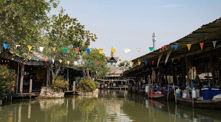 Cucina nel mercato galleggiante di Amphawa