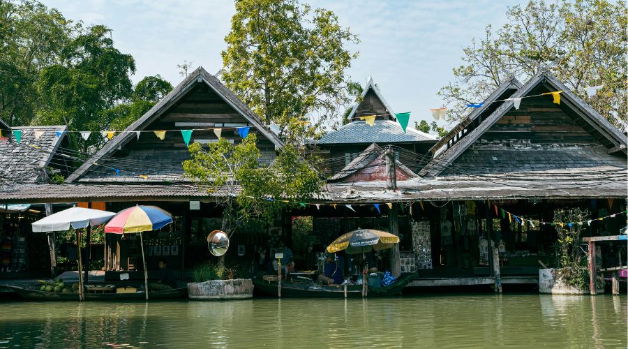 Shopping nel mercato galleggiante di Amphawa