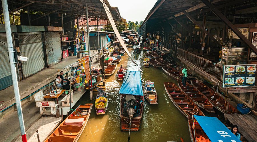 Attività nel mercato galleggiante di Amphawa