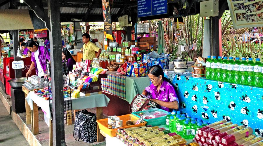 Il Mercato Galleggiante di Bang Namphueng è piuttosto grande e offre molte cose interessanti 