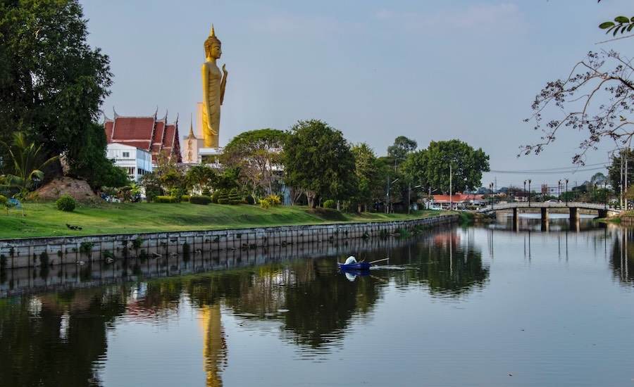 Il tempio Wat Burapha Phiram riflesso sul lago a Roi Et