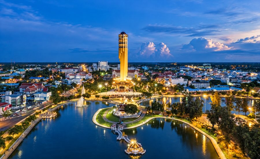 Vista notturna della Roi Et Tower e del parco Bueng Phalan Chai
