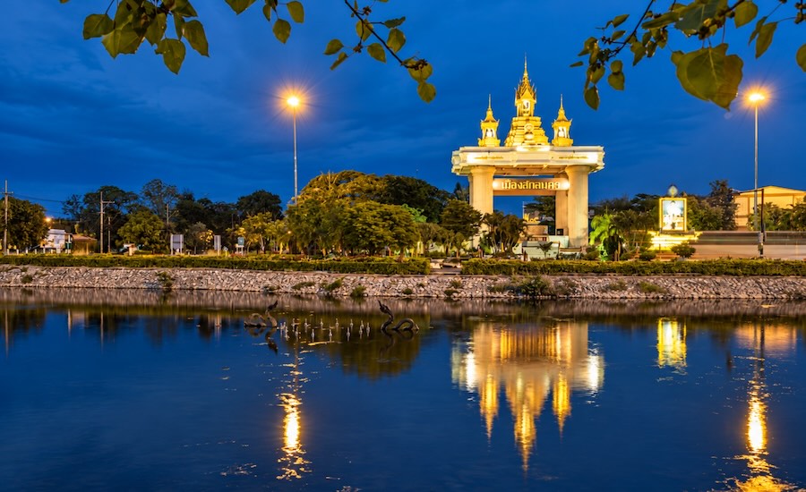Ingresso illuminato di Sakon Nakhon