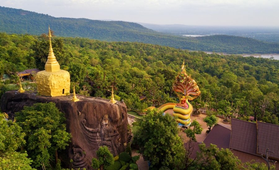 Tempio Wat Tham Pha Daen tra le colline