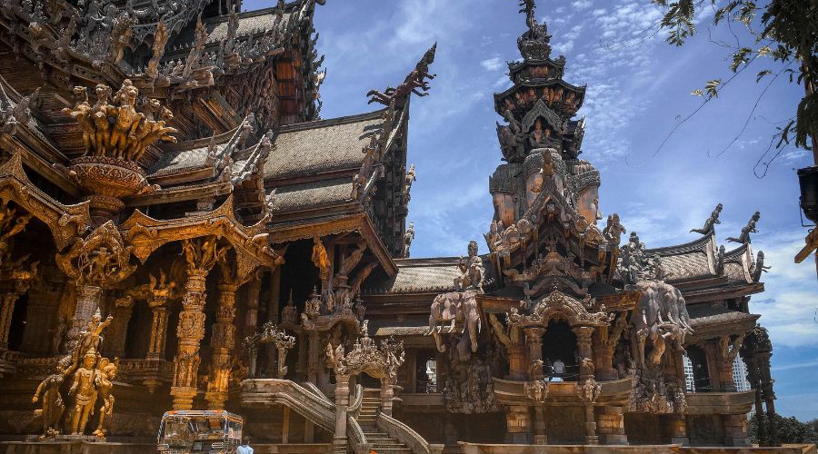 Il Santuario della Verità a Pattaya è una struttura che incute meraviglia, alta ben 105 metri