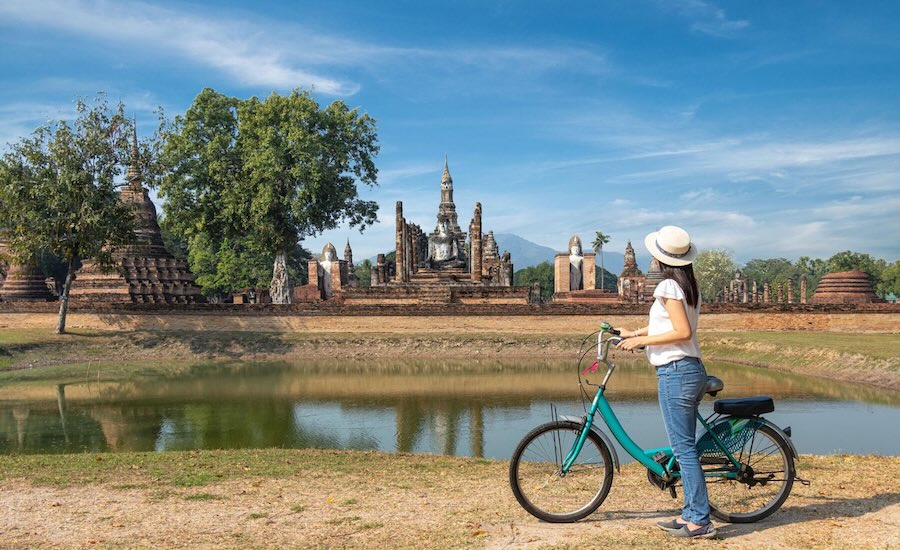 Esplorare i templi di Sukhothai in bicicletta