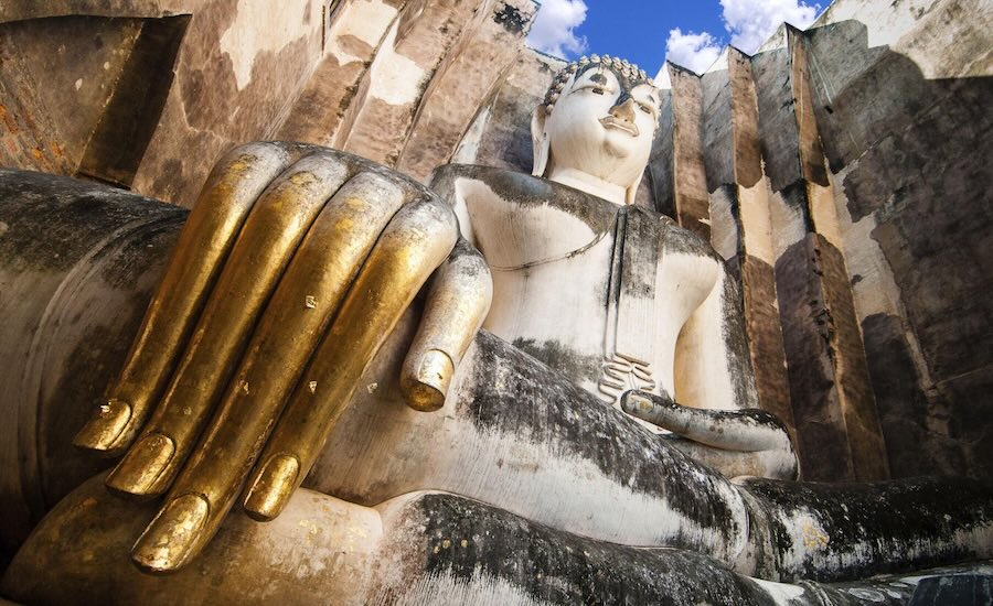 La gigantesca statua di Buddha a Wat Si Chum