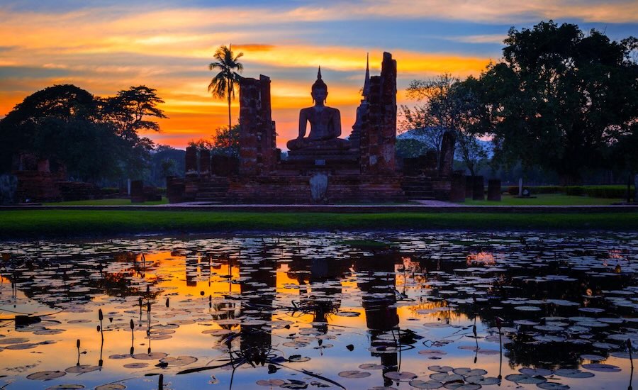 Tramonto suggestivo tra le rovine di Sukhothai