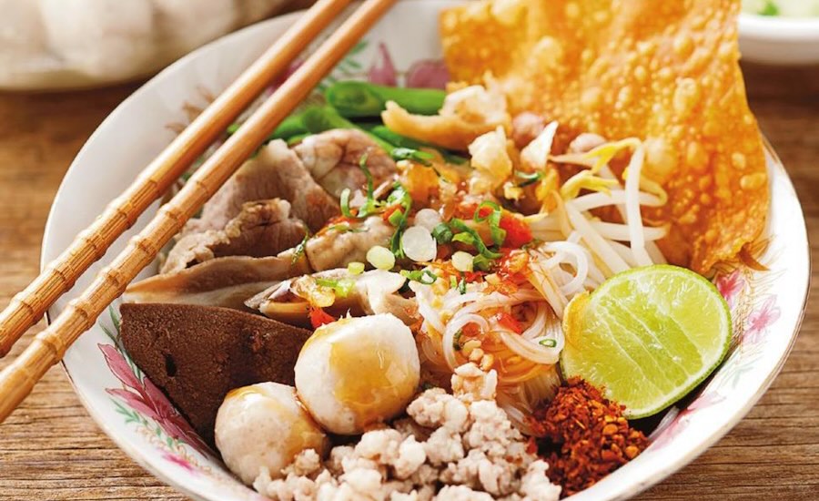 Deliziosi Sukhothai noodles, piatto tipico locale