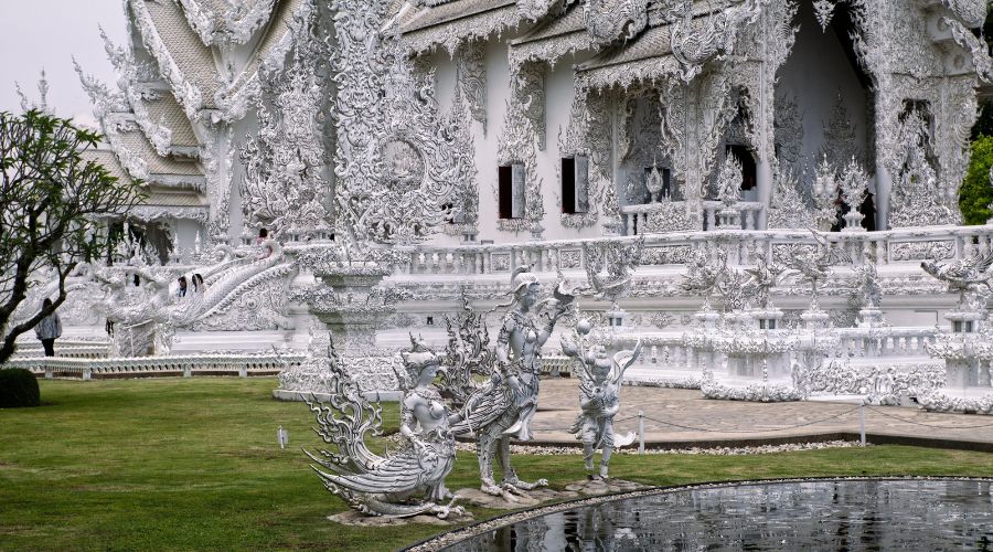 I visitatori possono raggiungere Wat Rong Khun in 20 minuti prendendo un taxi privato