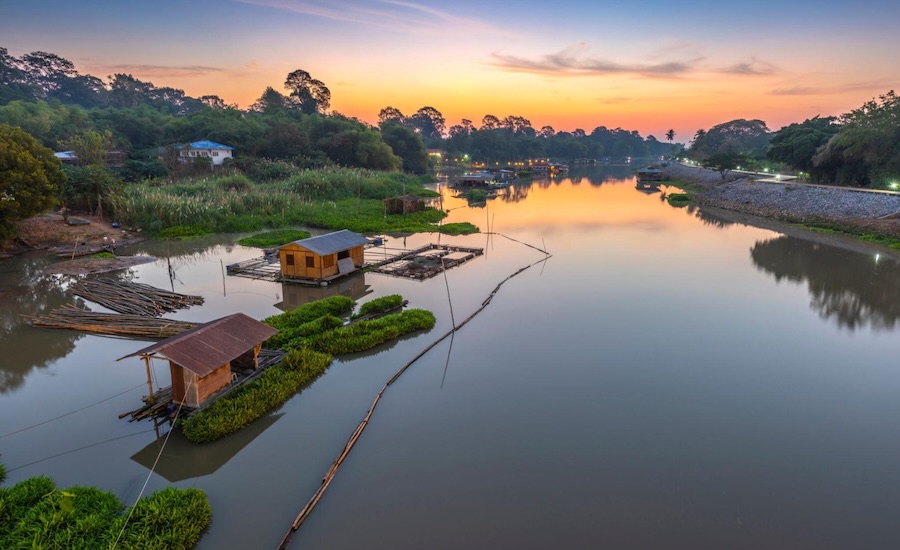 Atmosfera rilassante sul fiume Sakae Krang al tramonto