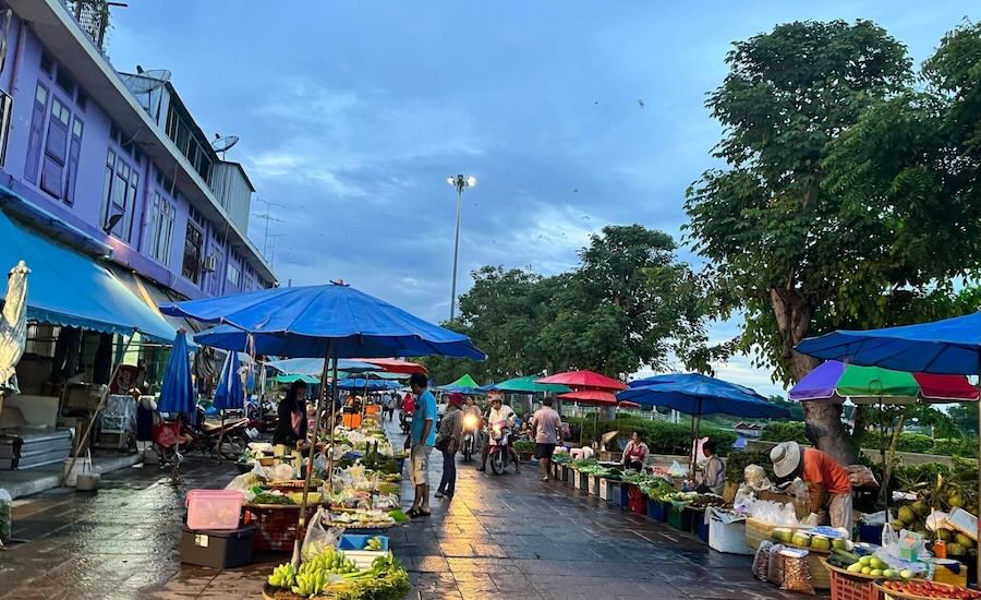 I colori e le bancarelle del mercato mattutino di Uthai Thani