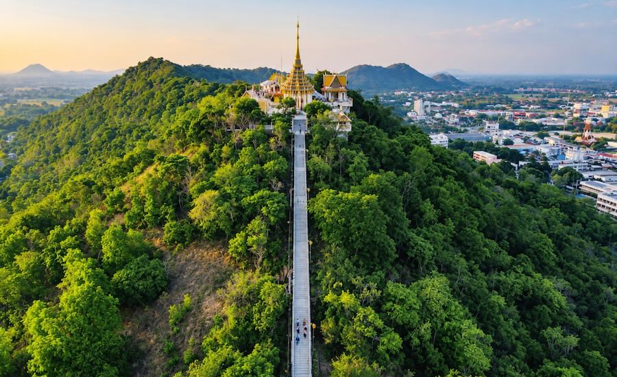 Vista panoramica del tempio Wat Sangkat Rattana Khiri sulla collina