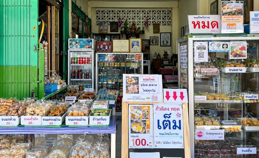 Un negozio tradizionale con dolci e prodotti tipici locali
