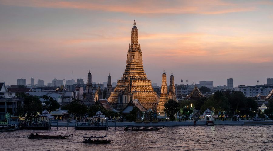 I visitatori possono recarsi al Wat Arun prendendo un traghetto dal molo di Tha Thien