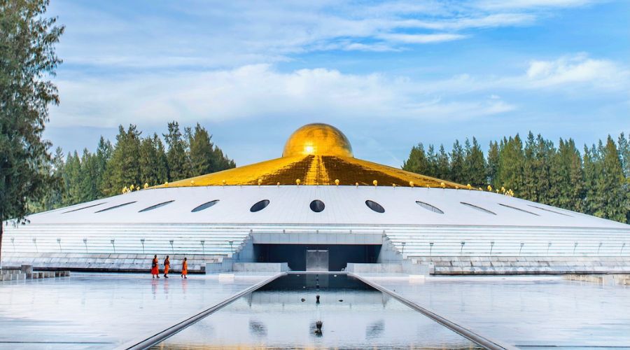 Wat Phra Dhammakaya mette in risalto una cultura di fare merito attraverso buone azioni e meditazione