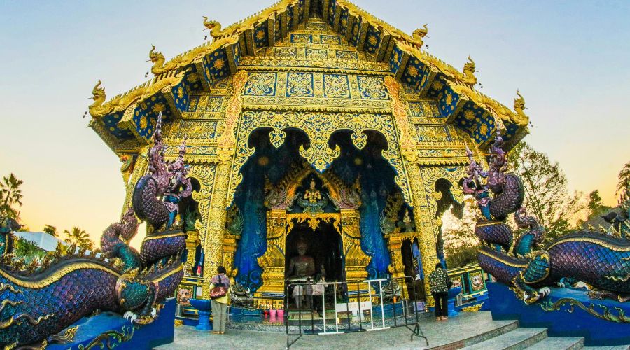 Esplorando la Bellezza Affascinante di Wat Rong Suea Ten - Il Tempio Blu di Chiang Rai