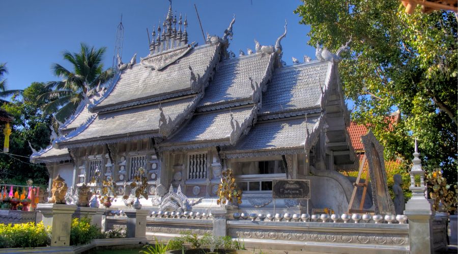 Scopri l'Arte e l'Intricata bellezza di Wat Sri Suphan: Il Tempio d'Argento di Chiang Mai.