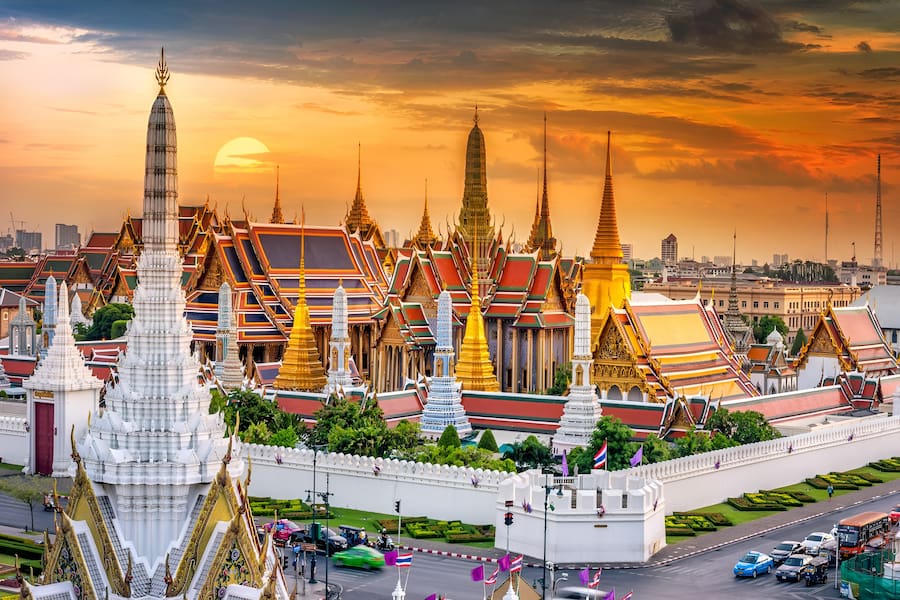Le maestose guglie dorate e l'architettura tradizionale del Grand Palace a Bangkok