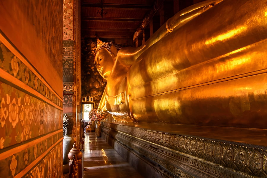 La gigantesca statua dorata del Buddha sdraiato al tempio Wat Pho