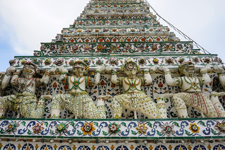 I colorati mosaici in porcellana e conchiglie sulle guglie del Wat Arun.