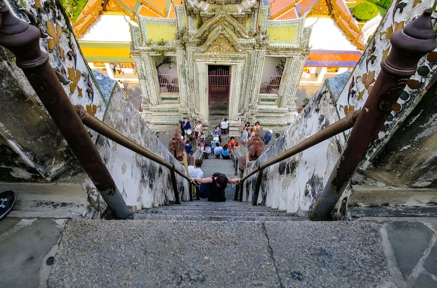 Le ripide scale che portano alla piattaforma panoramica del Wat Arun.