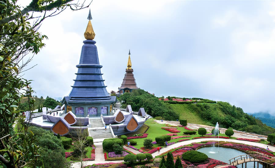 Le maestose Pagode Reali Gemelle circondate da giardini fioriti sulla cima del Doi Inthanon
