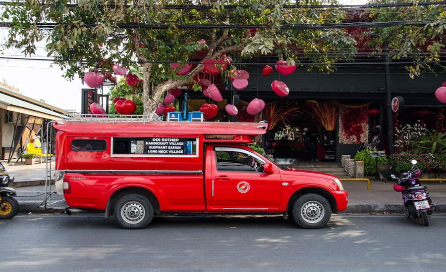 Un tipico camioncino rosso Songthaew che percorre le strade montuose di Chiang Mai