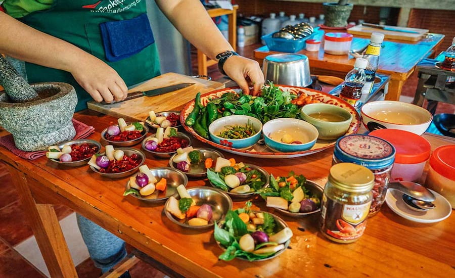 Ingredienti freschi e spezie thailandesi preparati su un tavolo per un corso di cucina