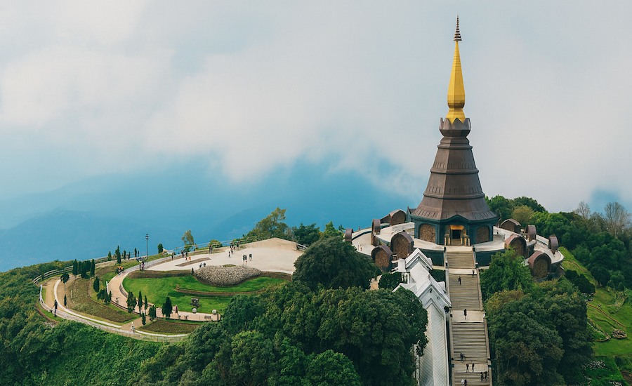 Uno dei maestosi Chedi Reali circondato dalle nuvole nel Parco Nazionale Doi Inthanon