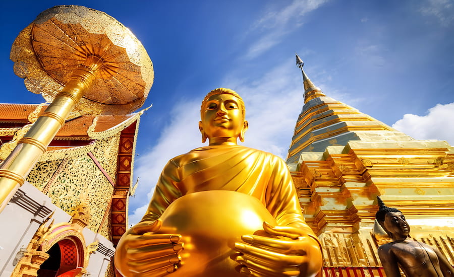 Statua del Buddha dorato e stupa al tempio Wat Phra That Doi Suthep