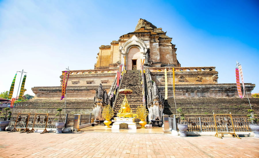 Le antiche rovine del tempio Wat Chedi Luang nel centro storico di Chiang Mai