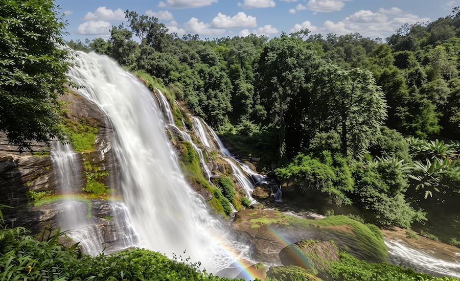 Il potente getto d'acqua della cascata Wachirathan immersa nella natura lussureggiante