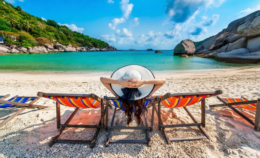 Turisti che si rilassano sotto il sole cocente su una spiaggia tropicale