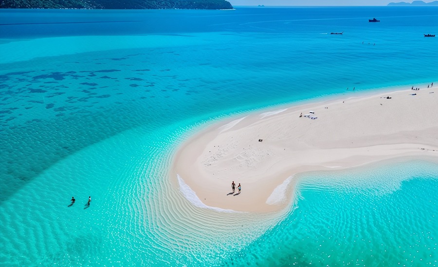 Una lingua di sabbia bianca finissima bagnata dal mare cristallino di Koh Lipe