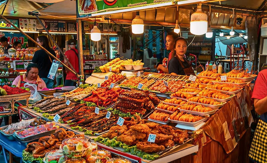 Bancarelle di street food e piatti tipici nei mercati notturni di Pattaya