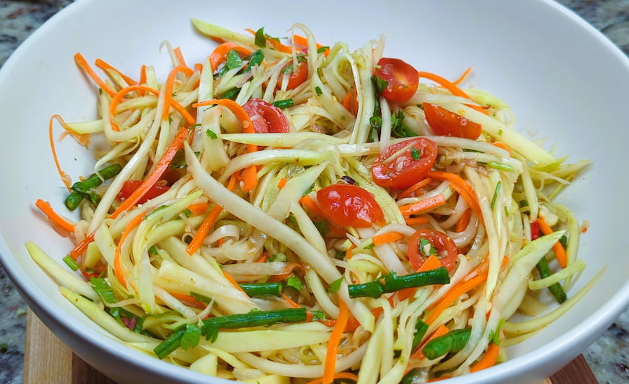 Insalata di papaya verde Som Tum speziata e fresca
