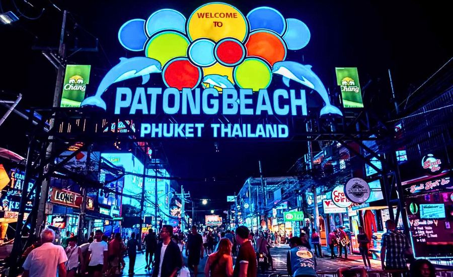 Atmosfera serale e insegne luminose a Bangla Road in Patong