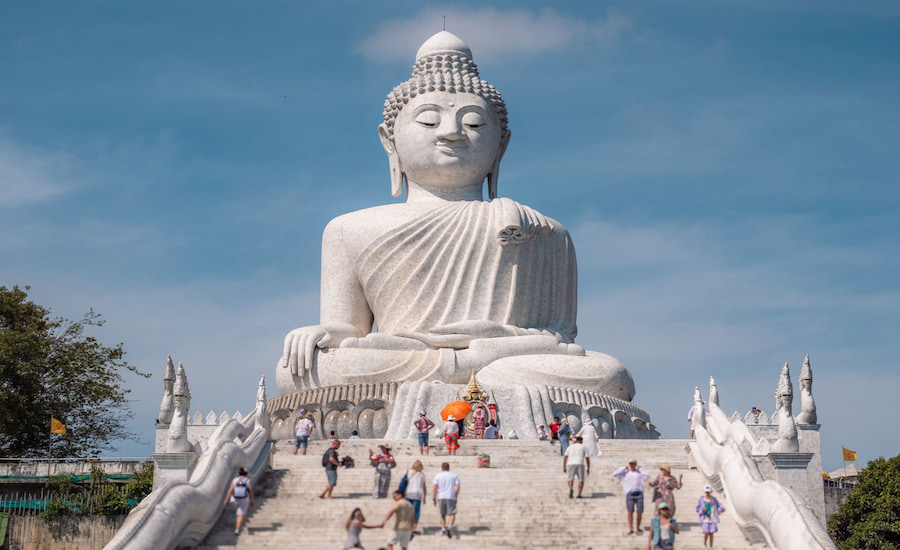 Statua monumentale del Big Buddha sulla collina di Nakkerd a Phuket