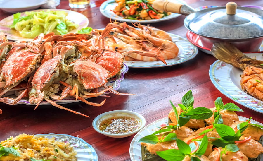 Piatti tipici a base di frutti di mare freschi serviti in un ristorante di Koh Chang