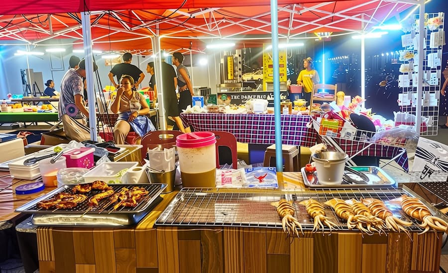 Bancarelle e mercatino locale all'aperto sull'isola di Koh Chang