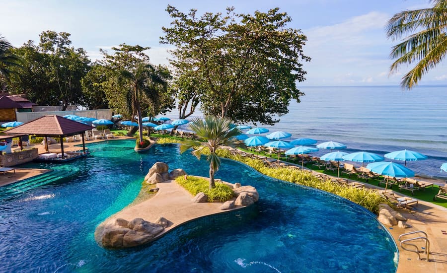 Resort di lusso con piscina immerso nella vegetazione tropicale a Koh Chang