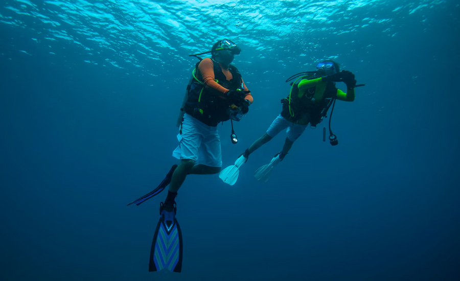 Attività di snorkeling nelle acque cristalline di Koh Samet